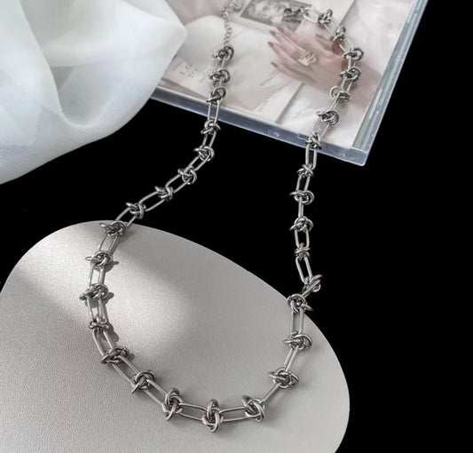 Knotted chain necklace